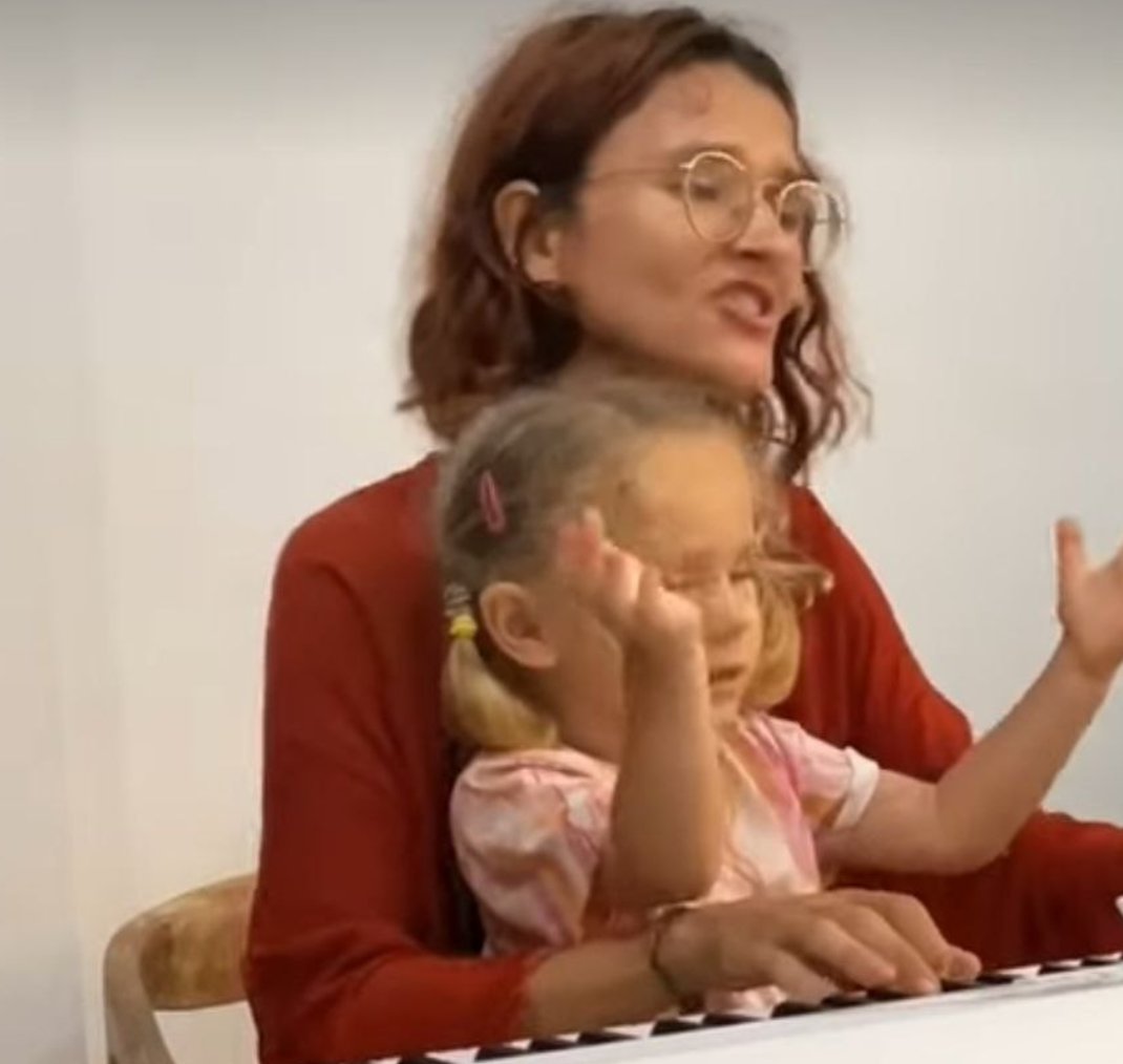 Занятие с малышом за фортепиано
